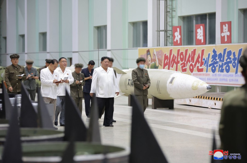 北韓領導人金正恩視察戰術導彈工廠。   圖：翻攝朝中社