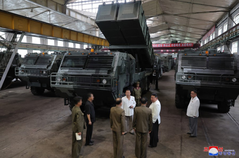 北韓領導人金正恩視察戰術導彈發射架車廠。   圖：翻攝朝中社