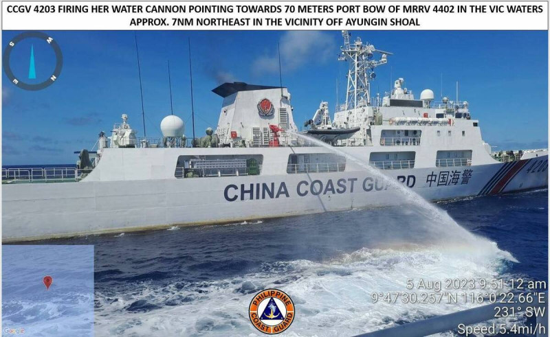 中國海警船隻 8 月 5 日朝菲律賓海巡署一艘小型船隻發射高壓水砲，造成南海局勢進一步升級。   圖：翻攝自菲律賓海巡署