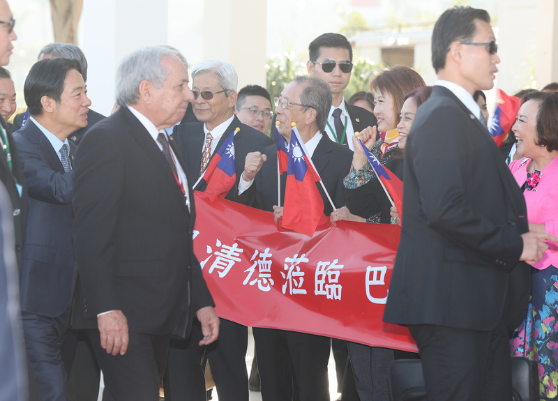 副總統賴清德（左1）以總統特使身分率團出訪巴拉圭，於當地時間14日上午抵達，大批僑胞拉開紅布條、手持中華民國國旗熱情歡迎賴清德到來。   圖：中央社提供