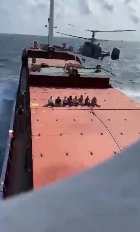 俄羅斯近期強硬登上前往烏克蘭的貨船。圖為在黑海中立區域，被俄羅斯登上的土耳其貨船。   圖：翻攝自 Igor Sushko X 帳號