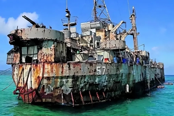 菲律賓坐灘仁愛礁軍艦「馬德雷山號」；外觀嚴重腐蝕破敗不堪，船側布滿大小孔洞。外媒形容「海浪可以輕易飛濺進入船艙，隨時有解體的危險」。   圖 : 翻攝自立馬觀花(資料照片)