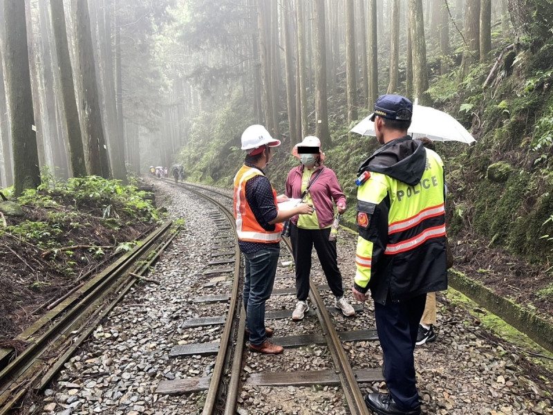 今(15)日林業鐵路及文化資產管理處執行勸導工作，卻發現有82名遊客，為貪圖方便闖林鐵軌道。   圖：林業鐵路及文化資產管理處／提供