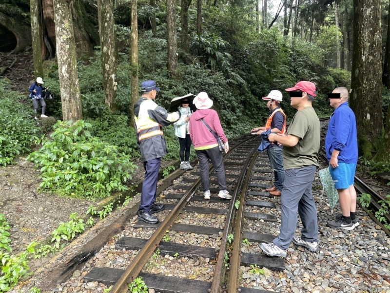 民眾為圖方便步行於鐵路，已嚴重影響列車行駛安全。依鐵路法第57條第2項規定，行人不得在鐵路營運路段、橋樑、隧道內通行，違反者將依同法第70條處罰1至5萬元。   圖：林業鐵路及文化資產管理處／提供