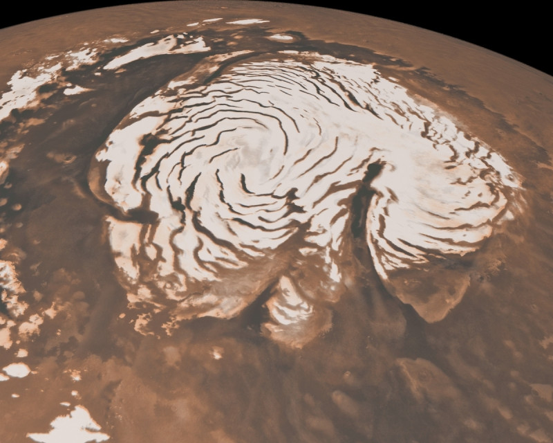 NASA 研究者猜測，可能是火星兩極的冰層加厚，導致火星自轉速度加快。圖為火星北極。 圖：NASA 官網