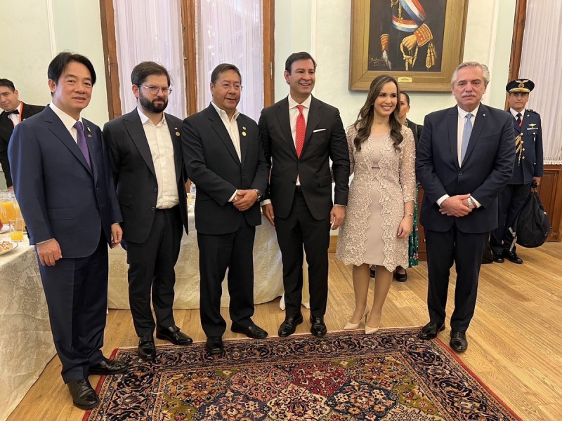賴清德和智利總統（左2）、玻利維亞總統（左3）、巴拉圭參議長（右3）、巴拉圭參議長夫人（右2）、阿根廷總統（右1）等人合照。   圖：翻攝賴清德臉書