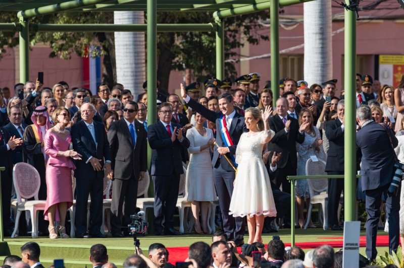 巴拉圭新任總統潘尼亞（左）15日上午宣誓就職，並與夫人蕾蒂西亞（右）同台揮手致意。   圖：翻攝賴清德臉書