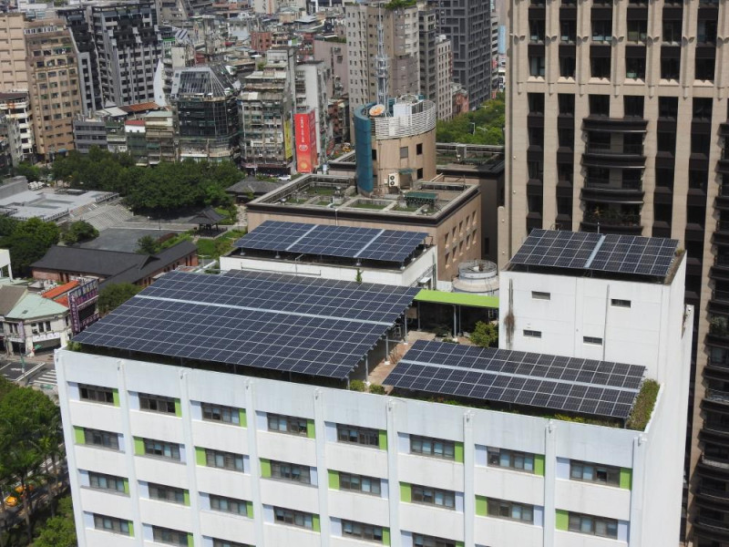目前光電2項常見的設置方式，分別為地面光電和屋頂光電，但地面光電受限於台灣地狹人稠，會和許多地方搶地，因此屋頂光電才是最適合的方式。   圖：環保署／提供 (資料照)