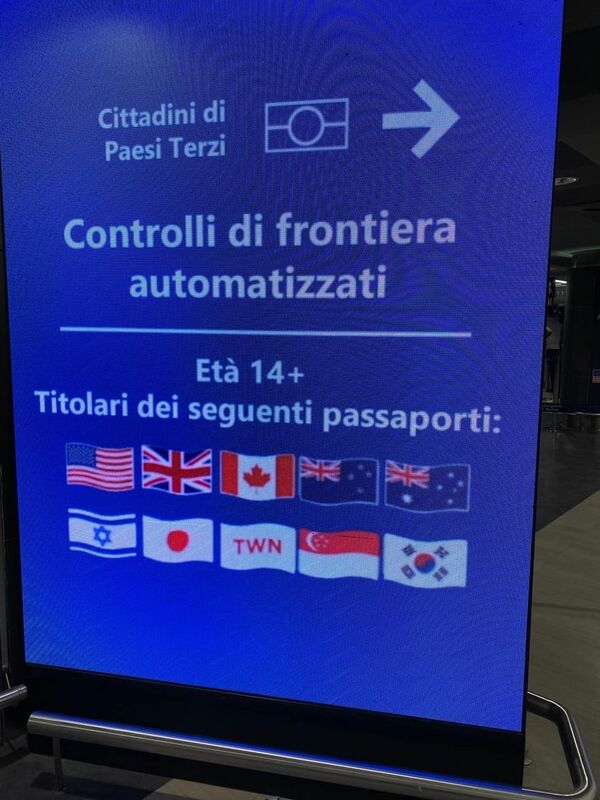 故總統女兒李安妮分享朋友在羅馬機場拍攝的照片，在享有享有免排隊的特殊通關待遇上，白底紅字直寫「TWN」的旗幟（下排中）與英美等9國並列。   圖：翻攝自李安妮臉書