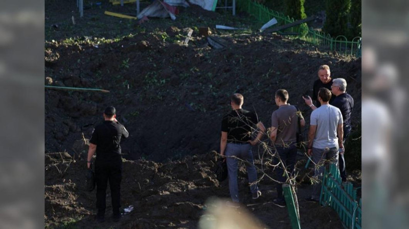 俄軍發射飛彈把幼稚園炸成彈坑。   圖：翻攝自推特 Андрій Садовий