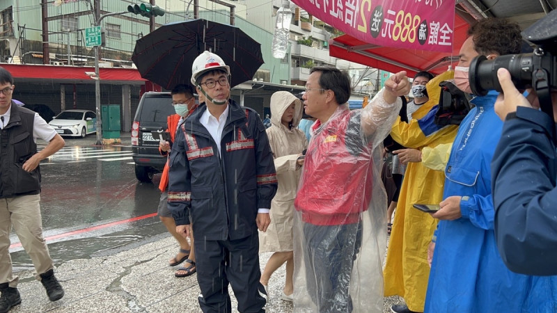 陳其邁(左一)視察市區積水情形。   圖：高雄市政府提供