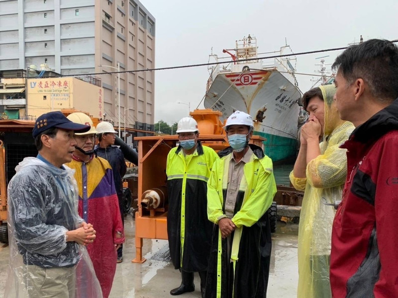 林欽榮(右三)前往前鎮漁港查察抽水機運作情形。   圖：高雄市政府提供