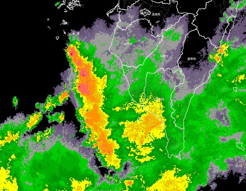 今(17)天上午降雨以南部為主，尤其高屏地區下起明顯大雨（橘紅色地區即為密集雷雨帶）。   圖：取自台灣颱風論壇