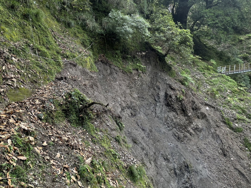 位於南橫的埡口至向陽路段因路基流失，目前仍封閉當中，預計最快10月30日完工後會再開放。   圖：翻攝自玉山國家公園管理處官網