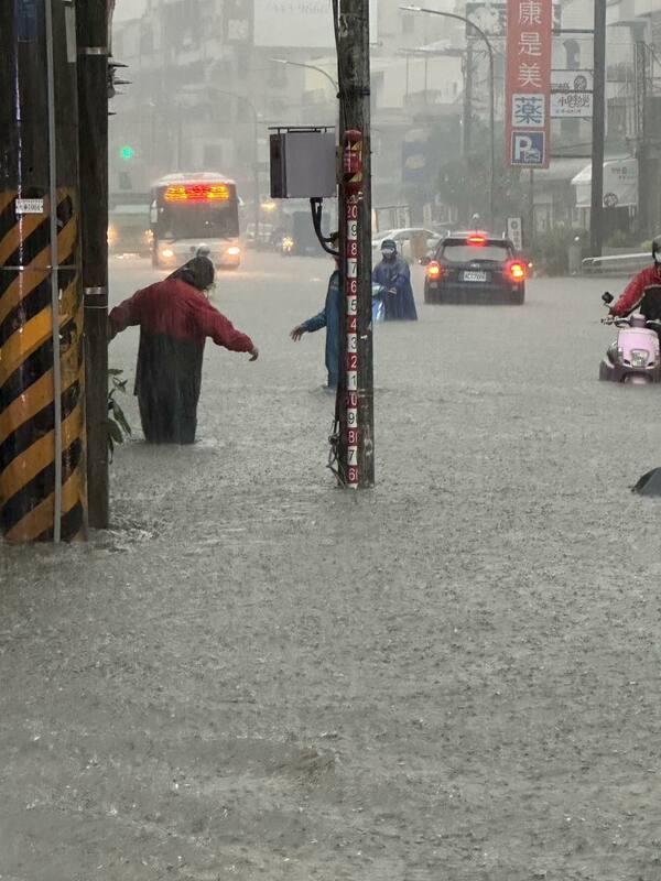 一早高雄多處就傳出嚴重的淹水災情。   圖：臉書Wetalk高雄