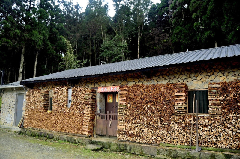 雙連埤鄒家百年古厝-石頭屋，里山市集「雙連埤的誘惑—古水圳修復分享畫展」展覽空間。   圖：林業及自然保育署宜蘭分署／提供