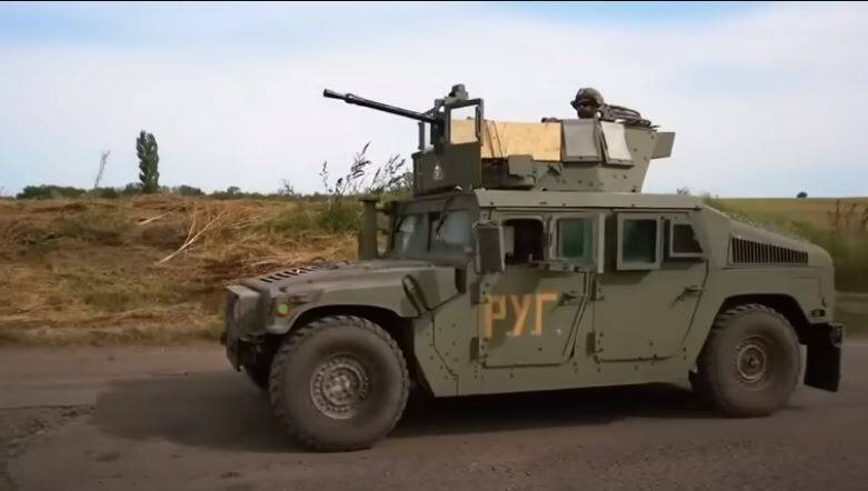 一名加入烏克蘭軍隊的退役美軍士兵在網上公開了一部他搭乘悍馬車和俄軍交戰的影片。   圖：翻攝Nucking_futs_yuri YouTube
