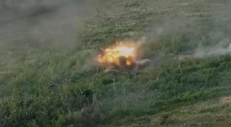 悍馬遭俄軍砲擊命中瞬間。   圖：翻攝Nucking_futs_yuri YouTube