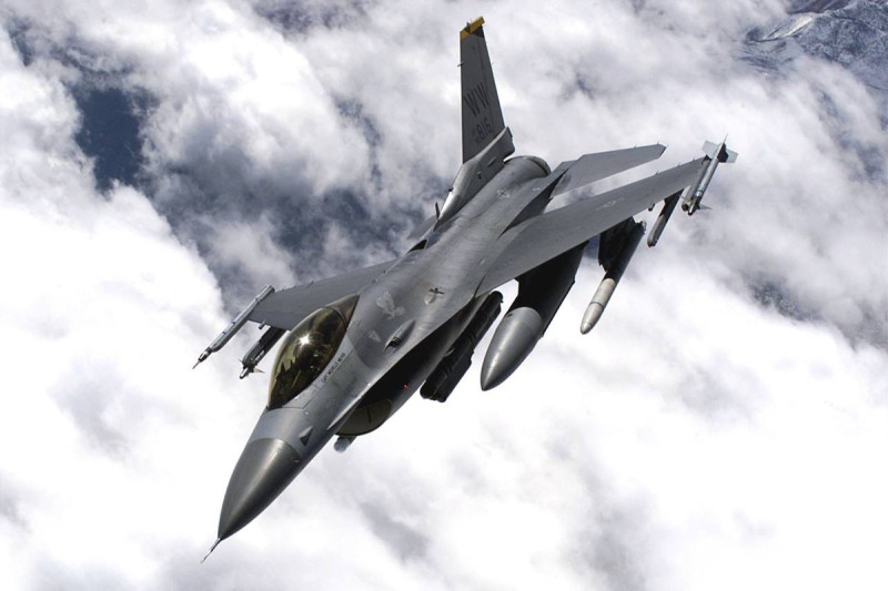 烏克蘭一直積極尋求美國製的 「F-16 戰機」，以協助他們對抗俄羅斯的空中優勢。