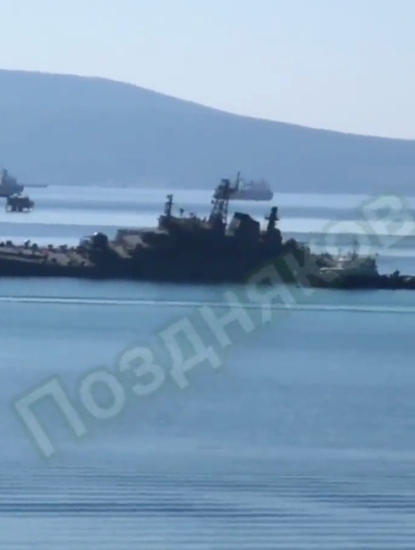 俄官方再次反駁遭無人機襲擊，有網友貼出一段疑似俄艦艇遭擊毀的影片諷刺：「這是上一艘稱『沒有毀損』的船隻」。   圖：擷取自「X」（原推特）@RussianPropOnYT