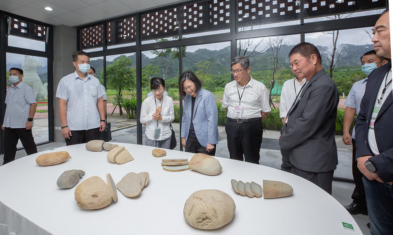 蔡英文總統今（18）天下午參訪「客家文學花園」。   圖：總統府提供