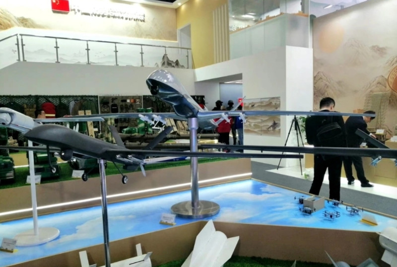 中國 42 間企業攜新品於俄「Army-2023」軍事科技論壇中亮相，展出包括裝甲車輛、艦艇、無人機及防空系統等新式軍武裝備。   圖：擷取自中國軍事專欄「皇家橡樹」