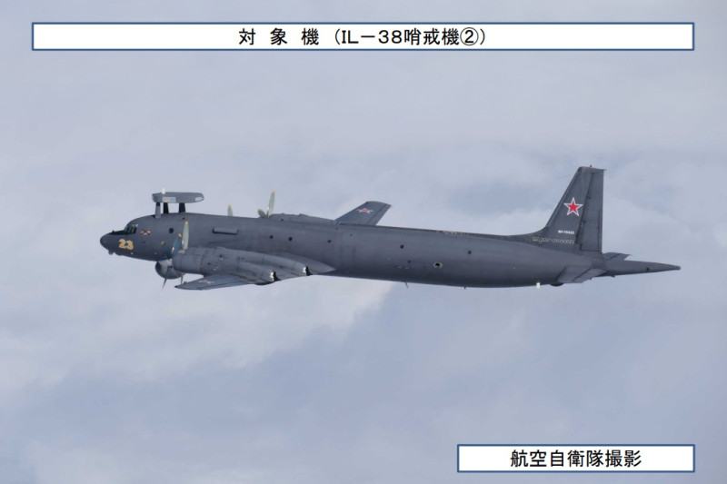 日本防衛省統合幕僚監部18日通報，俄羅斯伊留申「IL-38」海豚(北約命名：May)海上巡邏機從日本海經對馬海峽「往返」東海。   圖：翻攝mod.go.jp