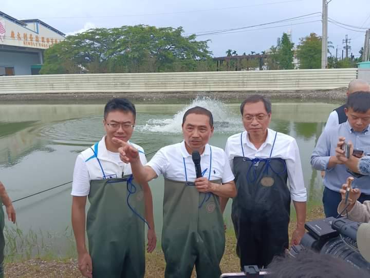 蘇清泉(右二)陪同侯友宜(左二)進魚塭體驗漁民辛苦。   圖：翻攝蘇清泉臉書