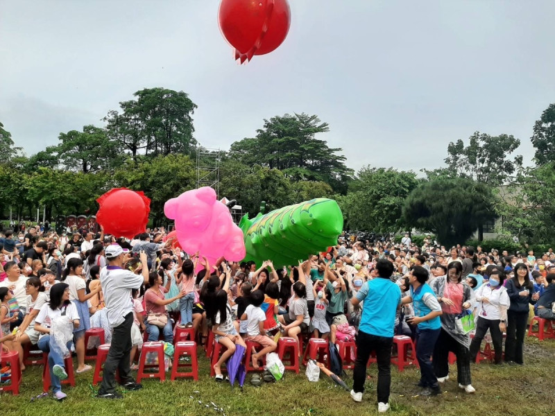 紙風車劇團的《蕃薯森林奇遇記》反毒戲劇，藉由戲劇的趣味互動，結合反毒元素戲碼及創意藝術表演，傳達反毒教育、防毒知能的重要，以一齣戲的時間，提醒大眾對反毒的重視。   圖：高雄市毒防局提供