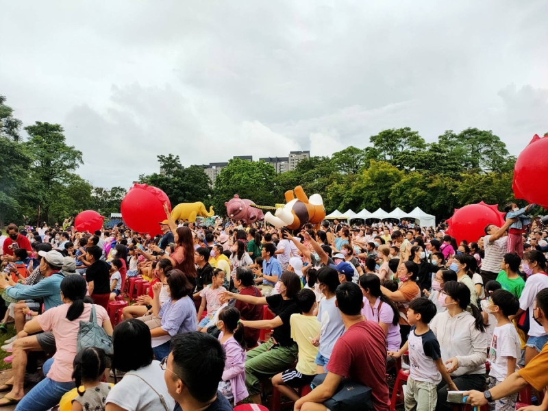 這場活動吸引千名親子攜伴前來共賞，民眾風雨無阻熱情出席，現場聲光效果十足，演出充滿歡笑，在提升藝文素質的同時，也以寓教於樂的方式建立親子正確反毒觀念及拒絕毒品的技巧。   圖：高雄市毒防局提供