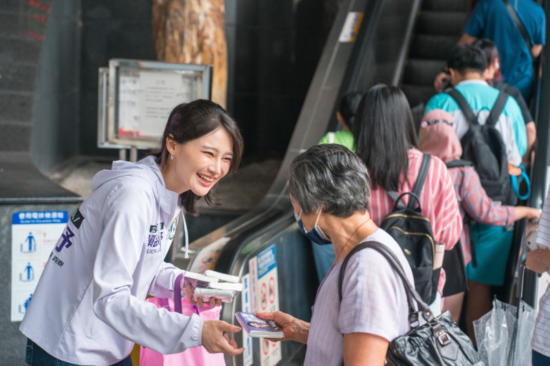 新北市第12選區立委參選人、現任民進黨立委賴品妤的民調似乎受到其父親、前民進黨立委賴勁麟擔任董事長的雲豹能源遭藍營質疑政府標案，與政治獻金獨厚綠營等爭議影響。（資料照片）   圖：擷自賴品妤臉書粉專