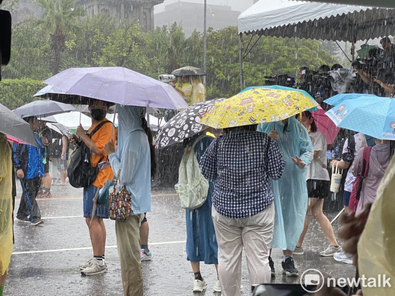 還路於民大遊行現場下起大暴雨。   圖：周煊惠 / 攝