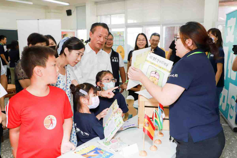 嘉義縣舉辦實驗教育展，縣長翁章梁勉勵老師要創造適合學習的環境。   圖：嘉義縣政府/提供