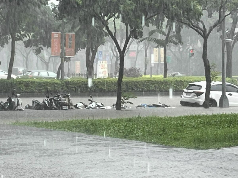 今(20)日下午降下豪雨，不間斷強降雨，讓新北市三峽地區累積雨量近150毫米。   圖：翻攝自三峽北大特區臉書