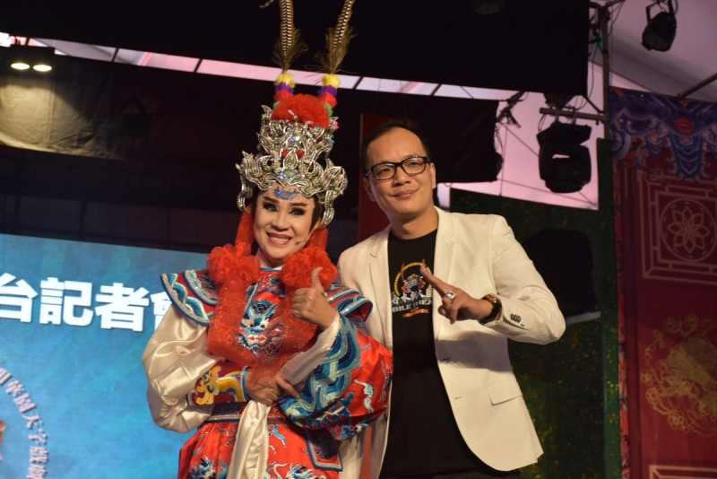 蔡友孝(右)帶頭推動台灣表演藝術產業發展。   圖：孫家銘攝