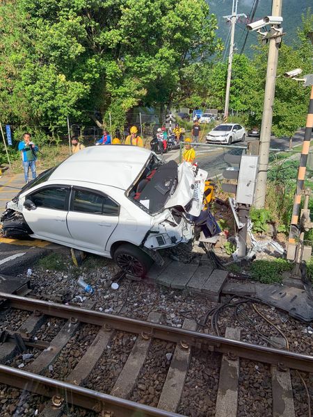 台鐵局表示，列車上旅客無人受傷，不過造成列車大延誤，目前以東正線單線雙向行車。   圖：翻攝自台灣便當管理局-附屬鐵路部臉書