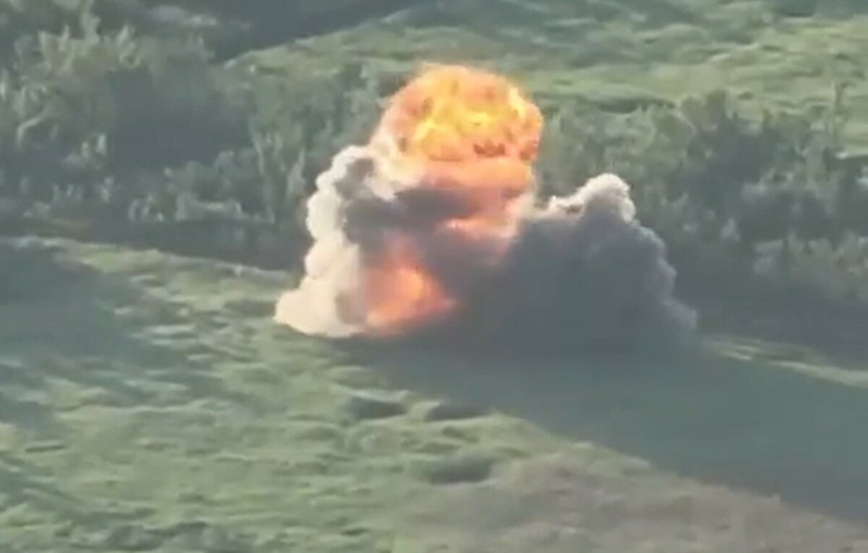 俄軍的坦克在行駛途中，突然遭到烏軍攻擊，坦克被徹底摧毀並爆炸。   圖：翻攝自 CIoooud X 帳號