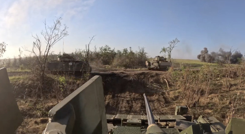 烏軍已成功佔領羅博季涅北部區域，目前持續派遣坦克朝東西兩側進攻   圖：翻攝自Ｘ／@GloOouD