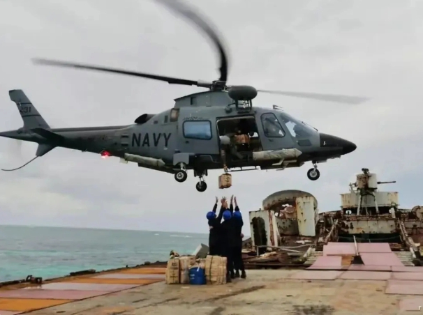 海運補給受阻，菲律賓派出直升機對仁愛礁的馬德雷山艦進行補給。   圖 : 翻攝自鋒芒FM