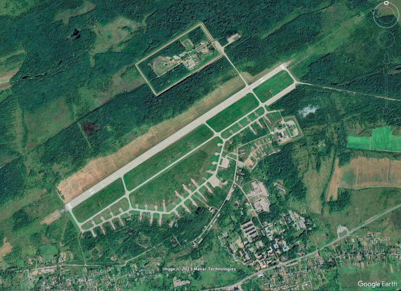 Soltsy-2 軍事機場空拍圖，該機場停有 10 多架 Tu-22M3「逆火C」(Backfire-C)戰略轟炸機。   圖：翻攝自Google Earth