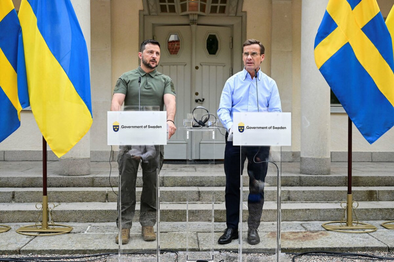 澤連斯基最近拜訪的國家還有瑞典，為了應對俄羅斯迫切的威脅，烏克蘭急需奪得制空權，因此烏克蘭希望獲得瑞典的鷹獅戰鬥機。圖為烏克蘭總統澤連斯基與瑞典首相克里斯滕森。