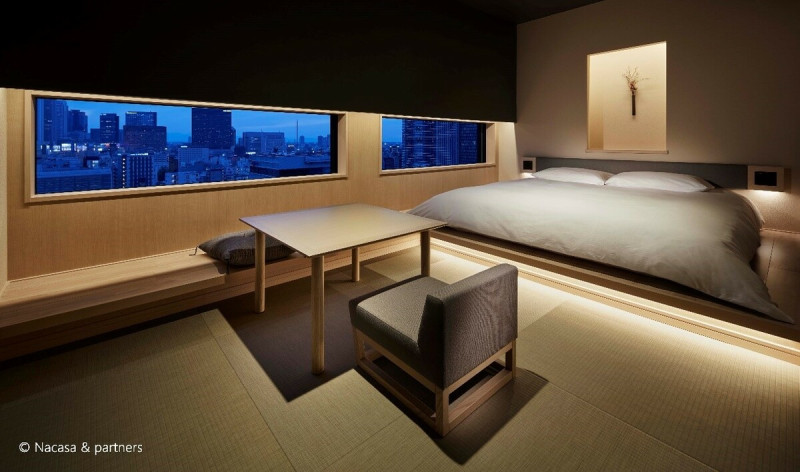 「ONSEN RYOKAN 由緣 新宿」客房精緻舒適，從窗戶可以眺望東京的大都會之美，有7種房型供選擇。   圖：東京觀光事務所台灣辦事處／提供
