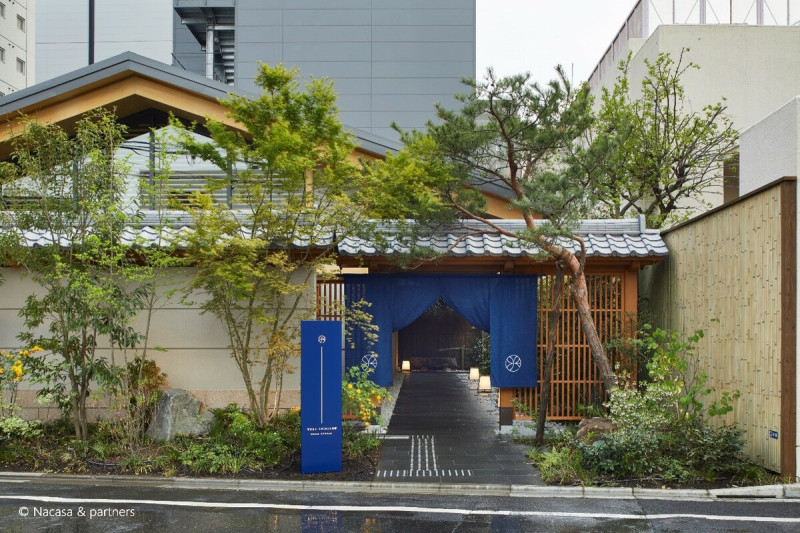 「ONSEN RYOKAN 由緣 新宿」大門以傳統建築方式呈現，設計出獨特的傳統風味。   圖：東京觀光事務所台灣辦事處／提供