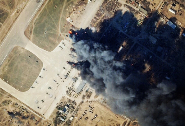 俄軍機場爆炸空拍圖。   圖 : 翻攝自熊熊點兵