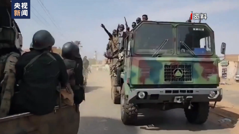 「蘇丹武裝部隊」與「快速支援部隊」兩軍持續派出坦克、重砲在城區激烈交戰，情況相當危急。   圖：翻攝自央視新聞