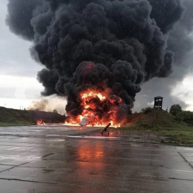 本次襲擊中，俄空天軍的一架圖  -22M3 轟炸機被炸毀，現場燃起熊熊大火   翻攝自騰訊網