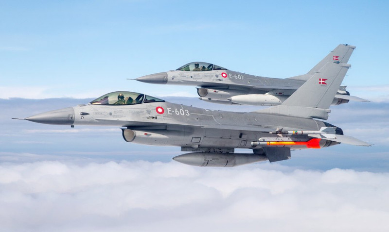 荷蘭近期向烏克蘭提供 5 架 F-16 戰機，幫助烏軍飛行員訓練。圖為 F-16 戰機。   圖：翻攝自 visegrad24 X（前推特）帳號