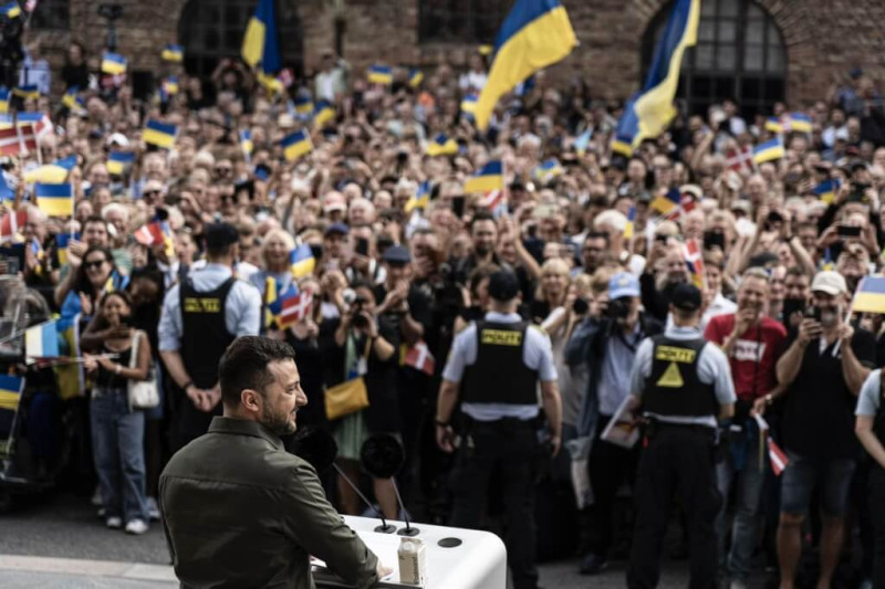澤連斯基21日在丹麥國會外演講，他告訴台下群眾，「有信心」俄羅斯會輸掉烏克蘭戰爭。   圖：翻攝澤連斯基臉書