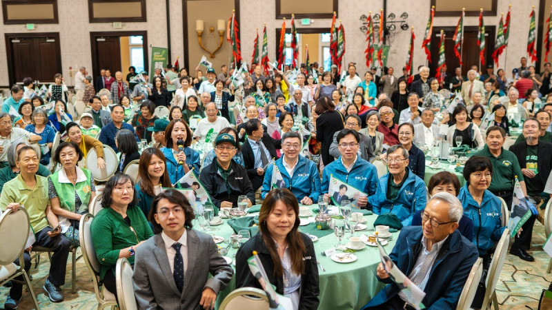 「大洛杉磯信賴台灣之友會」募款餐會上，市議員戴瑋姍致詞感謝所有來賓，颱風天也不畏困難趕赴現場，希望大家風雨生信心，遇水則發。   圖：賴清德競選辦公室提供。