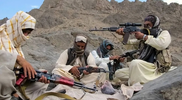 巴基斯坦境內的反叛武裝組織、俾路支解放軍躲在山區，讓巴國軍方難以剿滅。   圖 : 翻攝自騰訊網/包明說